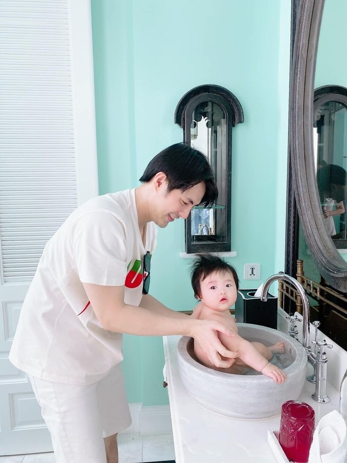 Bố bỉm Vbiz tắm cho con: Người chuyên nghiệp, người bị vợ cảnh cáo