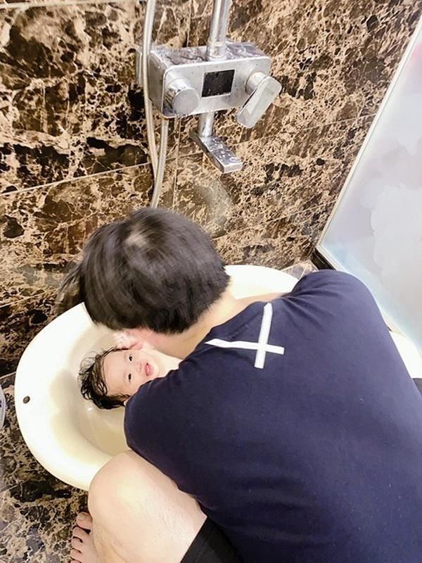 Bố bỉm Vbiz tắm cho con: Người chuyên nghiệp, người bị vợ cảnh cáo