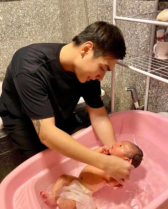 Bố bỉm Vbiz tắm cho con: Người chuyên nghiệp, người bị vợ cảnh cáo