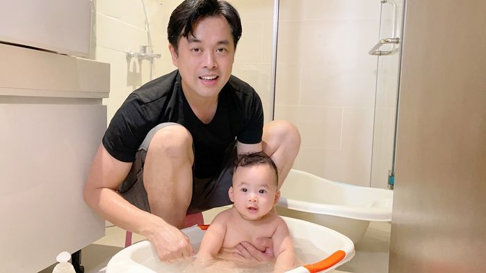 Bố bỉm Vbiz tắm cho con: Người chuyên nghiệp, người bị vợ cảnh cáo