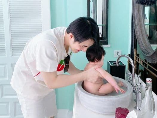Bố bỉm Vbiz tắm cho con: Người chuyên nghiệp, người bị vợ cảnh cáo