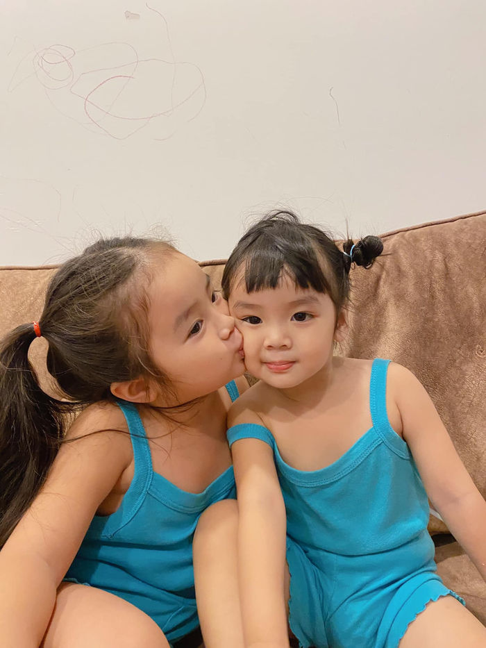 Bỏ qua ồn ào của mẹ, 2 ái nữ nhà Hoài Lâm càng lớn càng xinh