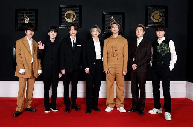 BTS liên tục mất hết điểm trong mắt netizen vì mặc đồ bóng loáng