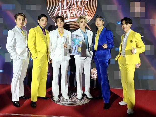 BTS liên tục mất hết điểm trong mắt netizen vì mặc đồ bóng loáng