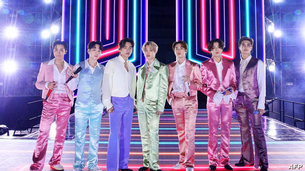 BTS liên tục mất hết điểm trong mắt netizen vì mặc đồ bóng loáng