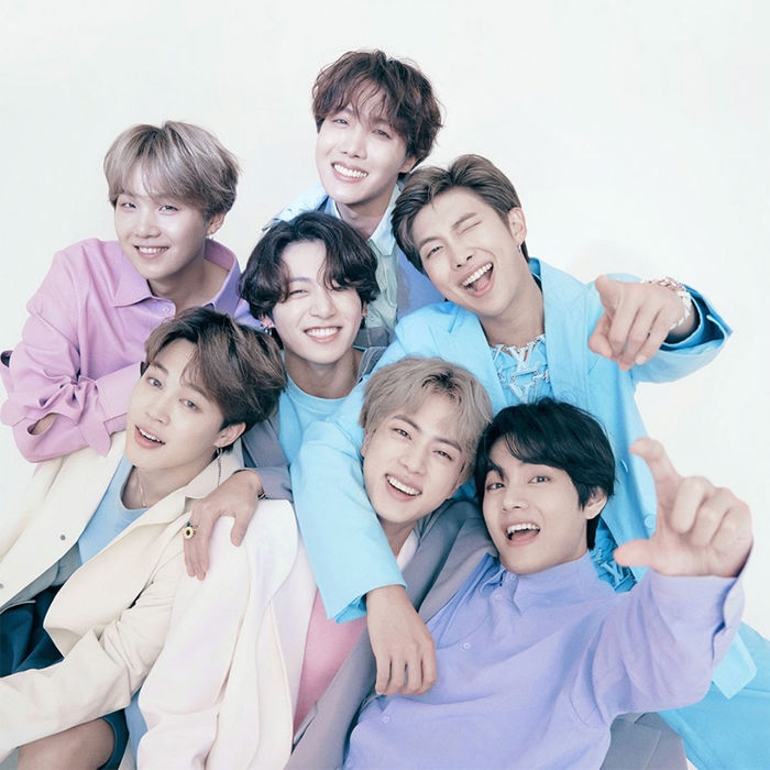 BTS liên tục mất hết điểm trong mắt netizen vì mặc đồ bóng loáng