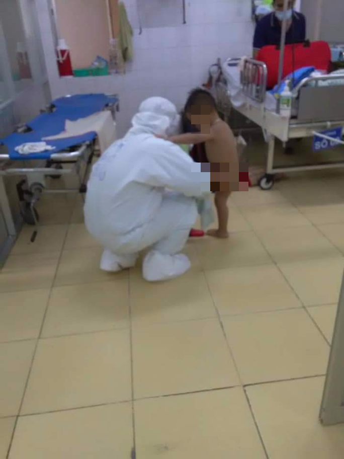 Cả gia đình mắc Covid, em bé 7 tháng tuổi bú sữa bình trong lòng nữ BS