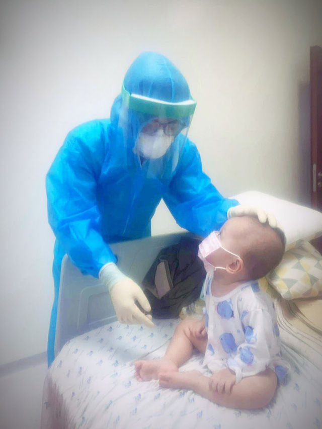 Cả gia đình mắc Covid, em bé 7 tháng tuổi bú sữa bình trong lòng nữ BS