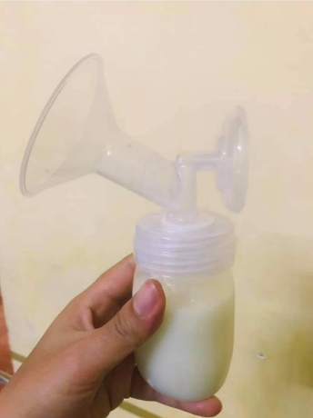 Cả gia đình mắc Covid, em bé 7 tháng tuổi bú sữa bình trong lòng nữ BS