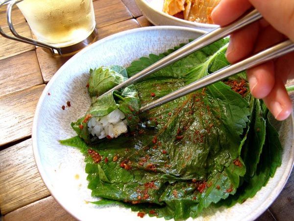 Các loại lá ở Việt Nam giá rẻ như cho, ra nước ngoài bán giá cao ngất