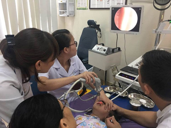 Cấp cứu bé 6 tháng tuổi hóc xúc xích tắc đường thở: Bố mẹ đừng lơ là