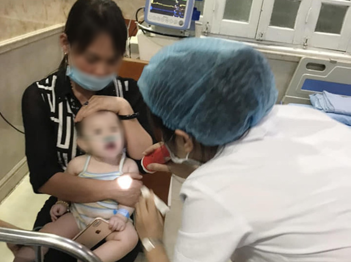 Cấp cứu bé 6 tháng tuổi hóc xúc xích tắc đường thở: Bố mẹ đừng lơ là