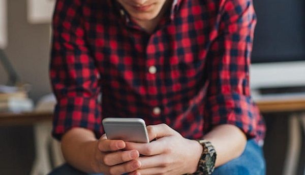 Cặp đôi quyết định chia tay vì ngày nào cũng nhắn tin mất thời gian