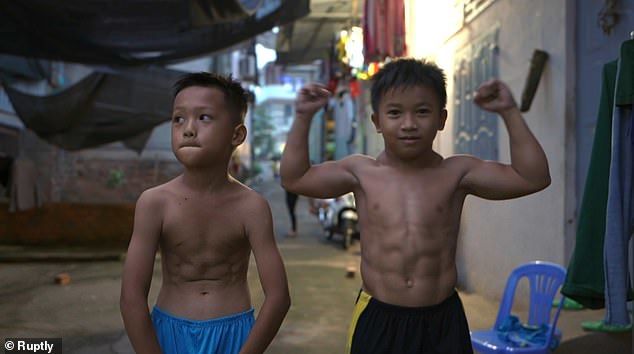 Cậu bé Việt sở hữu cơ bắp cuồn cuộn dù chỉ mới 10 tuổi