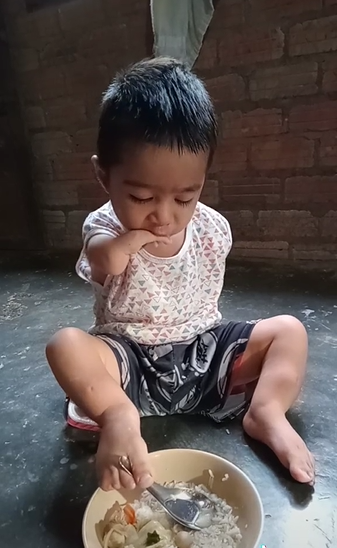 Cậu nhóc khuyết tật 2 tay, ăn cơm bằng chân: Xem mà khóe mắt cay cay