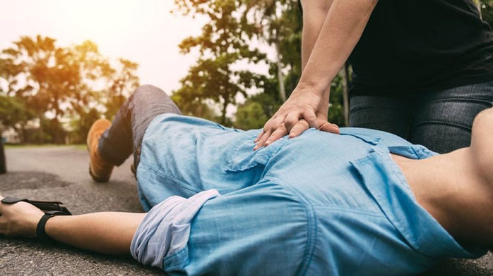 Cầu thủ Đan Mạch đột quỵ, học ngay cách sơ cứu trước khi đưa vào viện