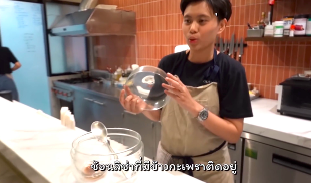 CĐM thắc mắc chiếc thìa Lisa dùng được nhà hàng bọc kính đã mốc chưa