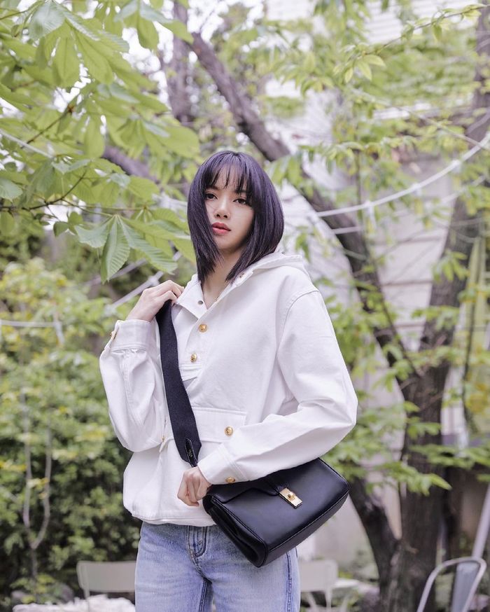 CĐM thắc mắc chiếc thìa Lisa dùng được nhà hàng bọc kính đã mốc chưa