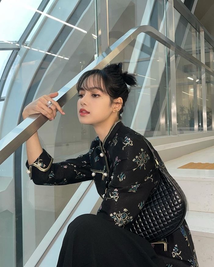 CĐM thắc mắc chiếc thìa Lisa dùng được nhà hàng bọc kính đã mốc chưa