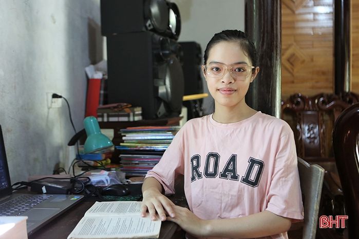 Chân dung nữ thủ khoa chuyên Văn viết 17 trang giấy trong 150 phút