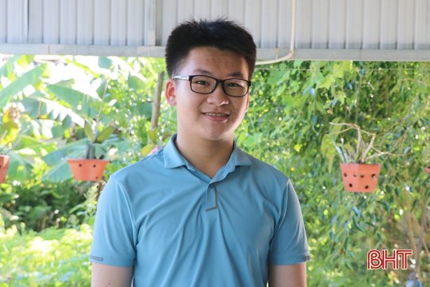 Chân dung nữ thủ khoa chuyên Văn viết 17 trang giấy trong 150 phút
