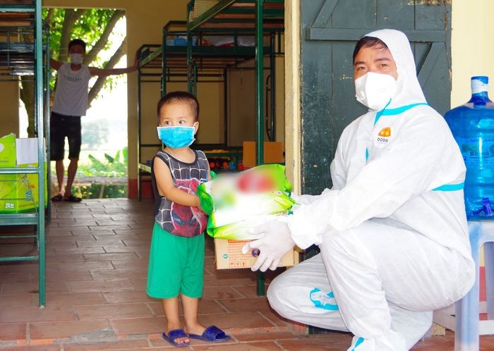 Chiến binh nhí 3 tuổi đi cách ly một mình đã được về nhà