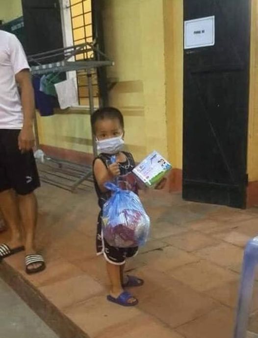 Chiến binh nhí 3 tuổi đi cách ly một mình đã được về nhà
