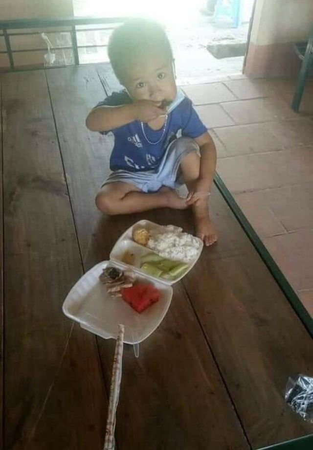 Chiến binh nhí 3 tuổi đi cách ly một mình đã được về nhà