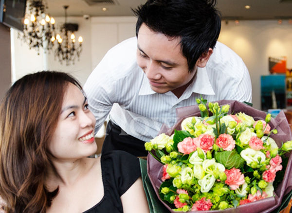 Chồng ném hộp kem 300k vào thùng rác bảo trò làm đẹp vớ vẩn