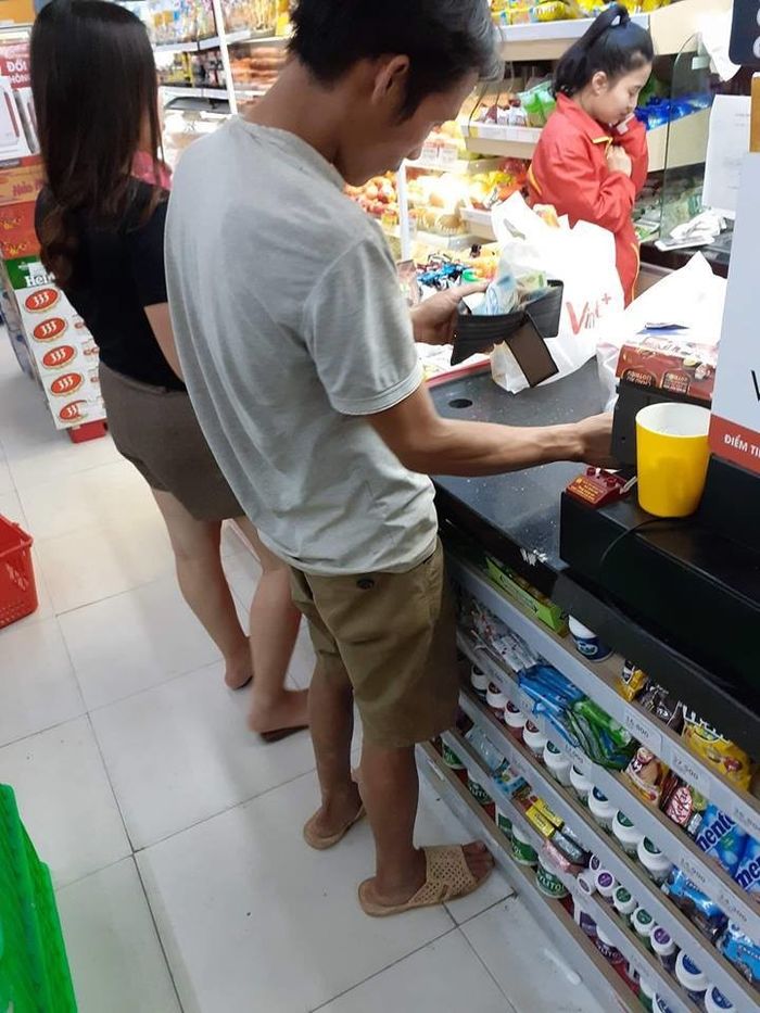 Chồng ném hộp kem 300k vào thùng rác bảo trò làm đẹp vớ vẩn