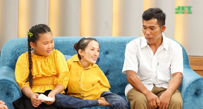 Chồng nông dân 11 năm yêu người vợ không tay, nặng có mười mấy kí