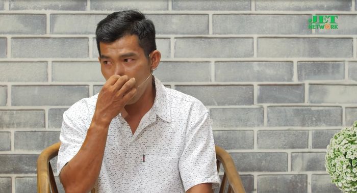 Chồng nông dân 11 năm yêu người vợ không tay, nặng có mười mấy kí