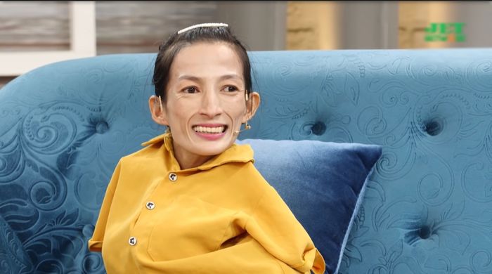 Chồng nông dân 11 năm yêu người vợ không tay, nặng có mười mấy kí