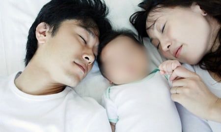 Chồng thức xuyên đêm quạt cho vợ con ngủ vì áy náy để vợ sinh lần 3