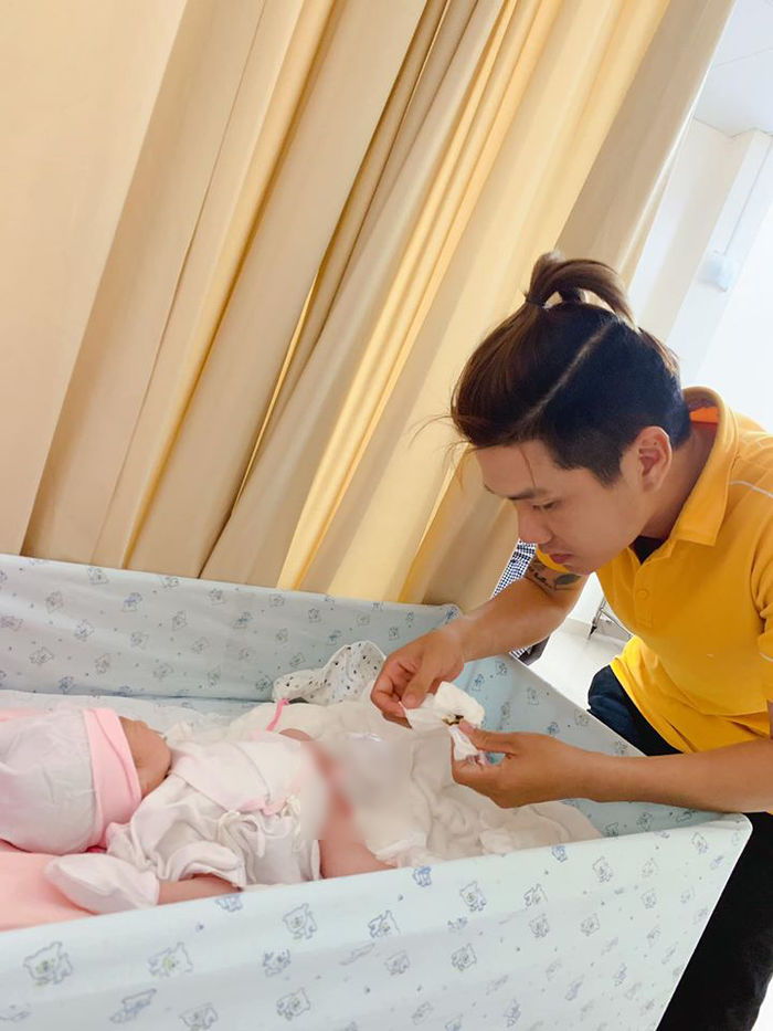 Chồng thức xuyên đêm quạt cho vợ con ngủ vì áy náy để vợ sinh lần 3