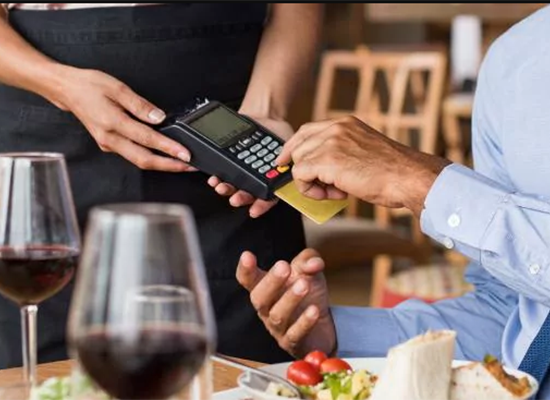 Chúng ta hào phóng với người giàu nhưng lại keo kiệt với người nghèo