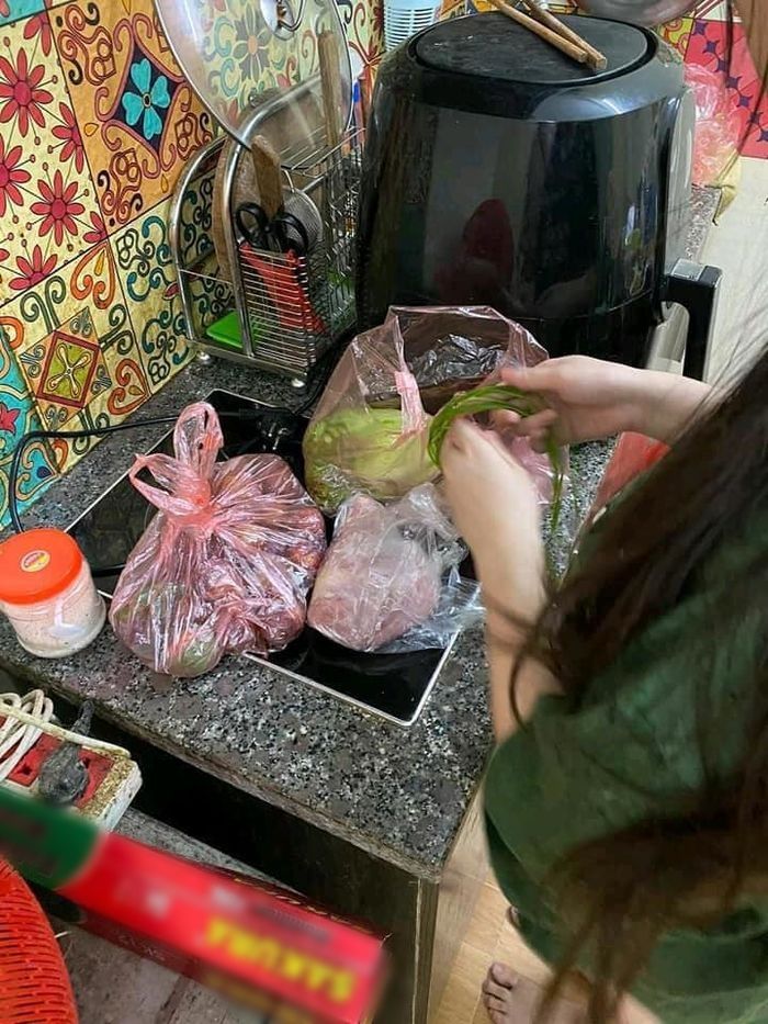 Cô vợ não cá vàng đi chợ về bỏ tiền trong tủ lạnh rồi tá hỏa đi tìm