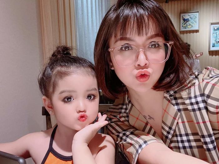 Con 4 tuổi kiếm 60 triệu/tháng, mẹ trẻ trải lòng về chuyện cát-xê