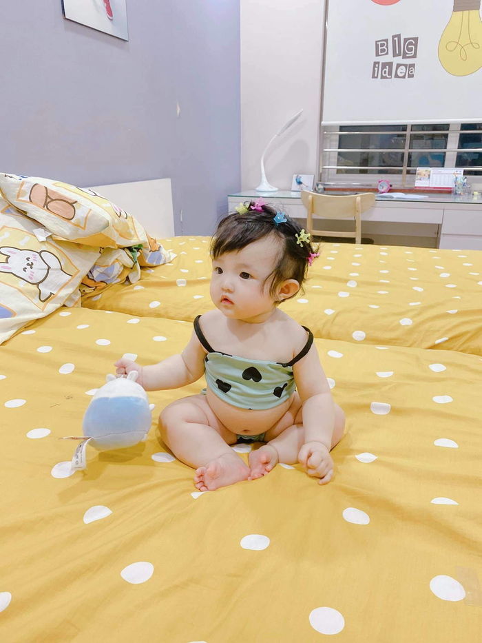 Con gái Đông Nhi thử tóc mọc dựng đứng, visual cưng xỉu nhìn là yêu
