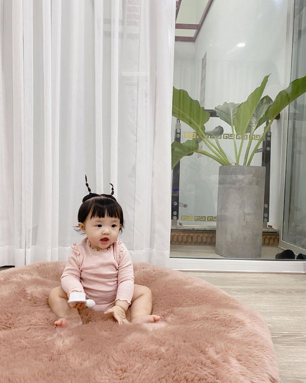 Con gái Đông Nhi thử tóc mọc dựng đứng, visual cưng xỉu nhìn là yêu