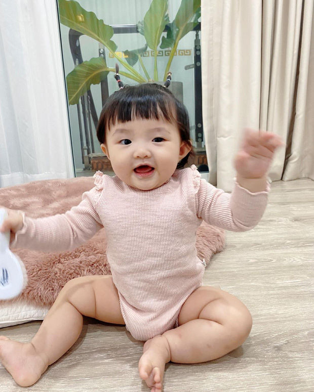 Con gái Đông Nhi thử tóc mọc dựng đứng, visual cưng xỉu nhìn là yêu