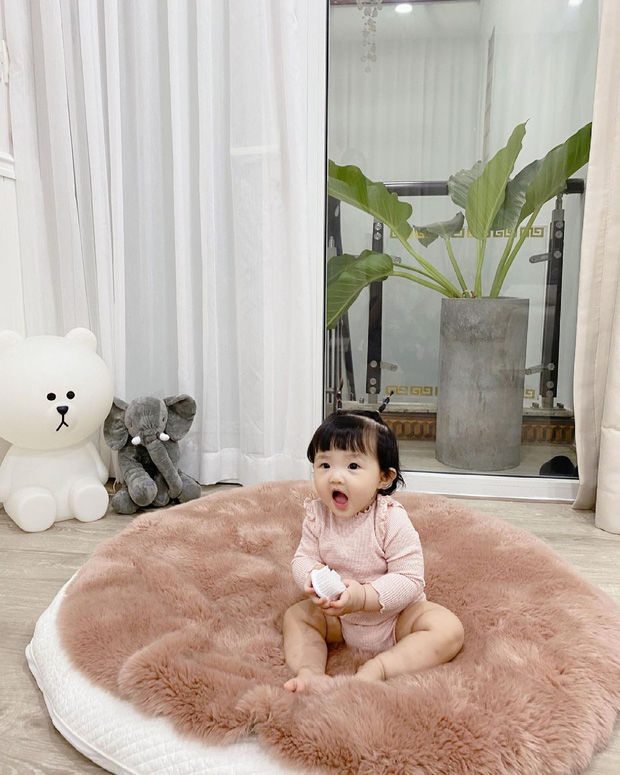 Con gái Đông Nhi thử tóc mọc dựng đứng, visual cưng xỉu nhìn là yêu