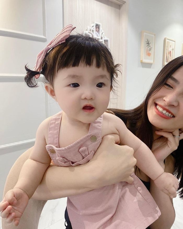 Con gái Đông Nhi thử tóc mọc dựng đứng, visual cưng xỉu nhìn là yêu