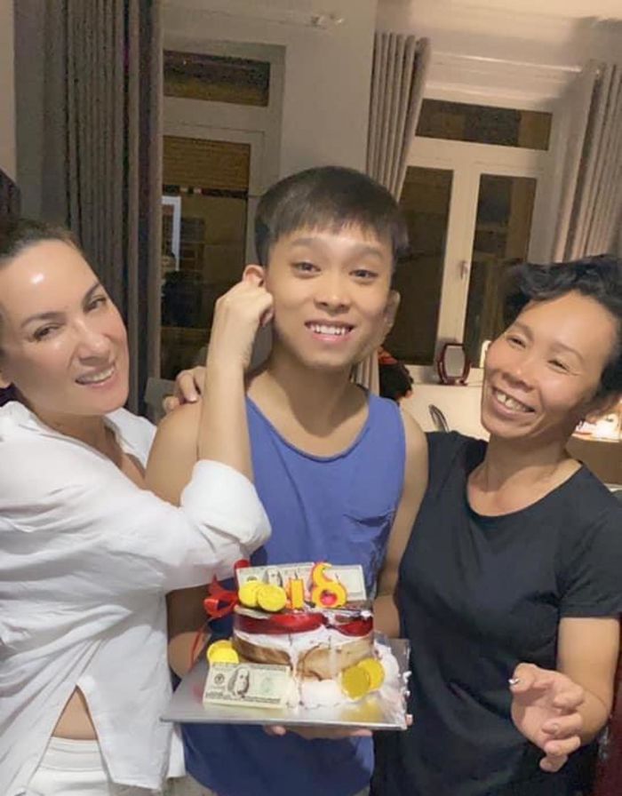 Con nuôi của sao Việt: người thành công, người hỏng sự nghiệp