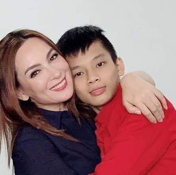 Con trai Phi Nhung: Mẹ tôi đang suy sụp khi phải lo cho Hồ Văn Cường