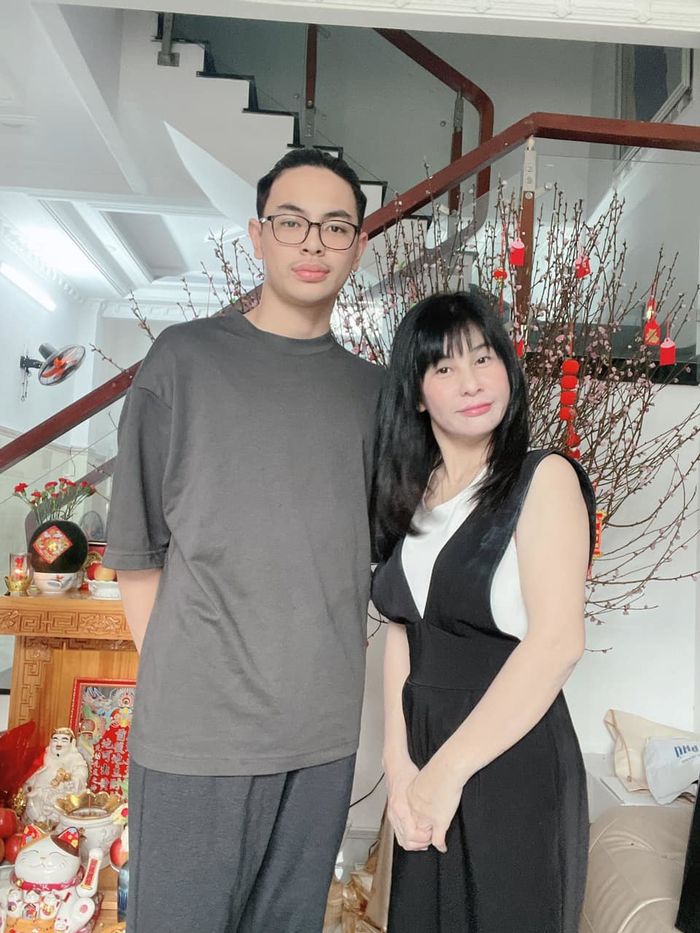 Con trai Cát Phượng tuổi 18: Cao 1m74 còn trổ mã điển trai