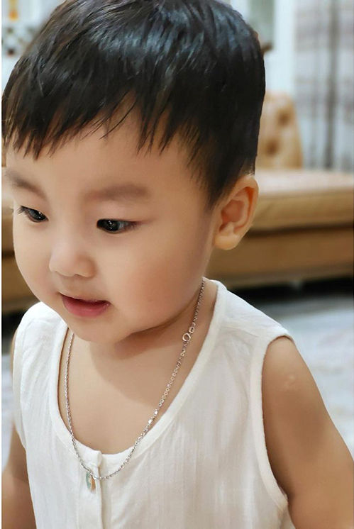 Con trai Hoà Minzy nói vanh vách, xát muối Đức Phúc vô số lần
