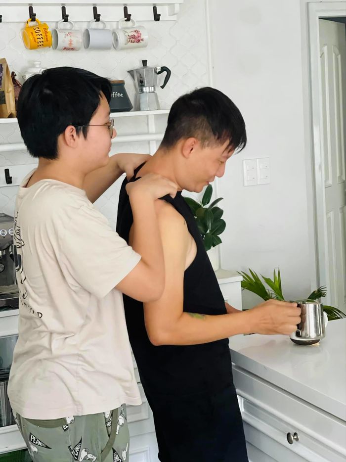 Con trai Hoàng Bách: giờ lớn phổng phao, nuốt chửng được bố