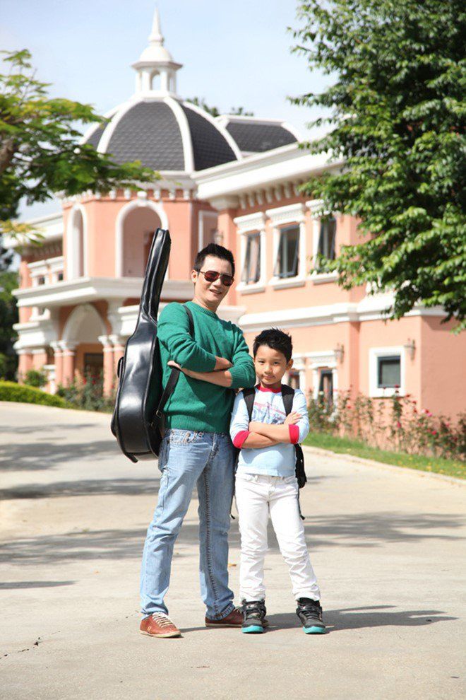 Con trai Hoàng Bách: giờ lớn phổng phao, nuốt chửng được bố