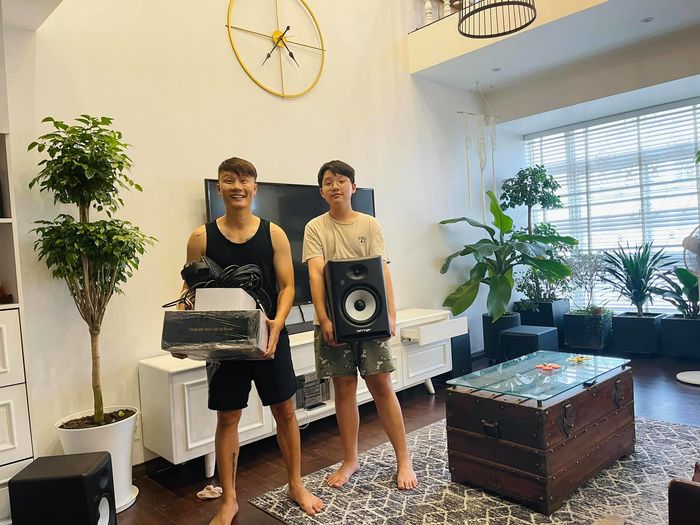 Con trai Hoàng Bách: giờ lớn phổng phao, nuốt chửng được bố